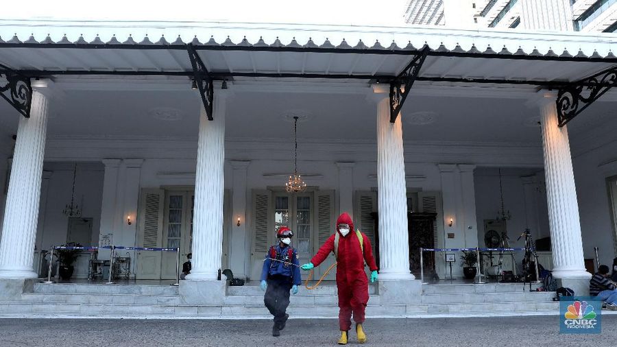 Pemadam menyemprotkan cairan disinfektan di halaman gedung Balaikota gedung B, Balaikota Jakarta, Selasa 1/12. Selain Gedung B petugas damkar juga menyemprot Gedung Blok G Balai Kota DKI Jakarta hari ini mulai ditutup karena ada pejabat yang positif virus Corona (COVID-19). Di hari pertama penutupan, gedung Blok G dilakukan penyemprotan disinfektan oleh Sudin Penanggulangan Kebakaran dan Penyelamatan (Gulkarmat) Jakarta Pusat. Beberapa petugas membagi peran untuk melakukan penyemprotan. Ada yang bertugas di halaman gedung, ada juga yang menyemprot disinfektan di beberapa lantai gedung Blok G. Ada 50 petugas yang dikerahkan untuk melakukan penyemprotan. Gedung Blok G Balai Kota DKI ada 23 tiga lantai. Sebelumnya, Gubernur DKI Jakarta Anies Baswedan menutup gedung G Balai Kota DKI Jakarta. Anies menegaskan penutupan itu dilakukan bukan berkaitan dengan kasus Corona yang dialami almarhum Sekda DKI Jakarta Saefullah, melainkan ada dua pejabat yang terinfeksi COVID-19. (CNBC Indonesia/ Muhammad Sabki)