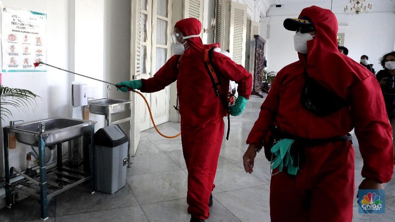 Pemadam menyemprotkan cairan disinfektan di halaman gedung Balaikota gedung B, Balaikota Jakarta, Selasa 1/12. Selain Gedung B petugas damkar juga menyemprot Gedung Blok G Balai Kota DKI Jakarta hari ini mulai ditutup karena ada pejabat yang positif virus Corona (COVID-19). Di hari pertama penutupan, gedung Blok G dilakukan penyemprotan disinfektan oleh Sudin Penanggulangan Kebakaran dan Penyelamatan (Gulkarmat) Jakarta Pusat. Beberapa petugas membagi peran untuk melakukan penyemprotan. Ada yang bertugas di halaman gedung, ada juga yang menyemprot disinfektan di beberapa lantai gedung Blok G. Ada 50 petugas yang dikerahkan untuk melakukan penyemprotan. Gedung Blok G Balai Kota DKI ada 23 tiga lantai. Sebelumnya, Gubernur DKI Jakarta Anies Baswedan menutup gedung G Balai Kota DKI Jakarta. Anies menegaskan penutupan itu dilakukan bukan berkaitan dengan kasus Corona yang dialami almarhum Sekda DKI Jakarta Saefullah, melainkan ada dua pejabat yang terinfeksi COVID-19.   (CNBC Indonesia/ Tri Susilo)