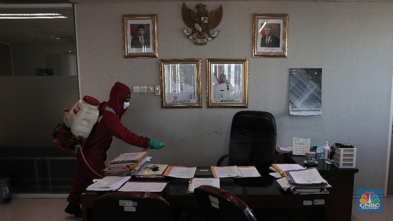 Pemadam menyemprotkan cairan disinfektan di halaman gedung Balaikota gedung B, Balaikota Jakarta, Selasa 1/12. Selain Gedung B petugas damkar juga menyemprot Gedung Blok G Balai Kota DKI Jakarta hari ini mulai ditutup karena ada pejabat yang positif virus Corona (COVID-19). Di hari pertama penutupan, gedung Blok G dilakukan penyemprotan disinfektan oleh Sudin Penanggulangan Kebakaran dan Penyelamatan (Gulkarmat) Jakarta Pusat. Beberapa petugas membagi peran untuk melakukan penyemprotan. Ada yang bertugas di halaman gedung, ada juga yang menyemprot disinfektan di beberapa lantai gedung Blok G. Ada 50 petugas yang dikerahkan untuk melakukan penyemprotan. Gedung Blok G Balai Kota DKI ada 23 tiga lantai. Sebelumnya, Gubernur DKI Jakarta Anies Baswedan menutup gedung G Balai Kota DKI Jakarta. Anies menegaskan penutupan itu dilakukan bukan berkaitan dengan kasus Corona yang dialami almarhum Sekda DKI Jakarta Saefullah, melainkan ada dua pejabat yang terinfeksi COVID-19.   (CNBC Indonesia/ Tri Susilo)