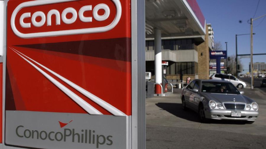 ** FILE ** A motorist guides his Mercedes-Benz out of a Conoco gasoline station in Denver in this Oct. 23, 2006 file photo. ConocoPhillips, the third-largest U.S. oil company, said Wednesday, Oct. 24, 2007 its third-quarter earnings fell 5 percent on weakness in refining, but the decline was less than Wall Street had feared. (AP Photo/David Zalubowski, file)