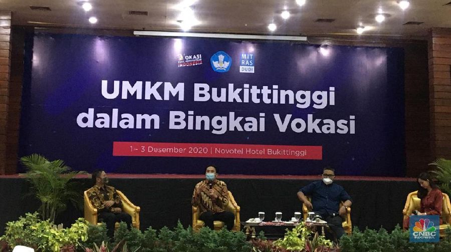 Ditjen Vokasi Kemendikbud RI melalui Kemitraan Dunia Usaha dan Dunia Industri memberikan pelatihan bagi para pelaku UMKM. Kegiatan yang bertema “UMKM Bukittinggi dalam Bingkai Vokasi“. (CNBC Indonesia/ Hidayat Arif)