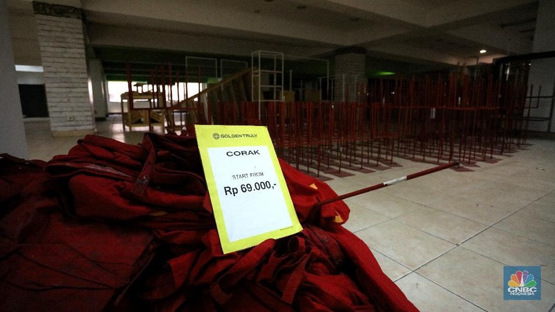 Pengunjung berbelanja di Matahari Store dikawasan Jakarta, Senin (30/11/2020). PT Matahari Departement Store Tbk (LPPF) menutup 6 gerainya hingga akhir tahun ini. Jumlah gerai perusahaan ritel ini akan berkurang dari 153 toko menjadi 147 toko.  (CNBC Indonesia/ Tri Susilo)