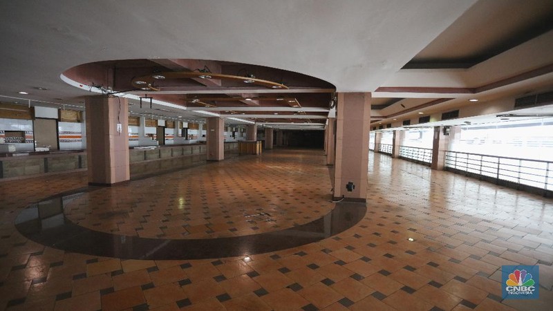 Karyawan toko membereskan barang di Mal Golden Truly, Jakarta, Rabu (2/12/2020). Pusat perbelanjaan Golden Truly yang berlokasi di jalan Gunung Sahari, Jakarta Pusat resmi menutup oprasionalnya, ini dilakukan sejak 1 Desember 2020.  (CNBC Indonesia/  Tri Susilo)