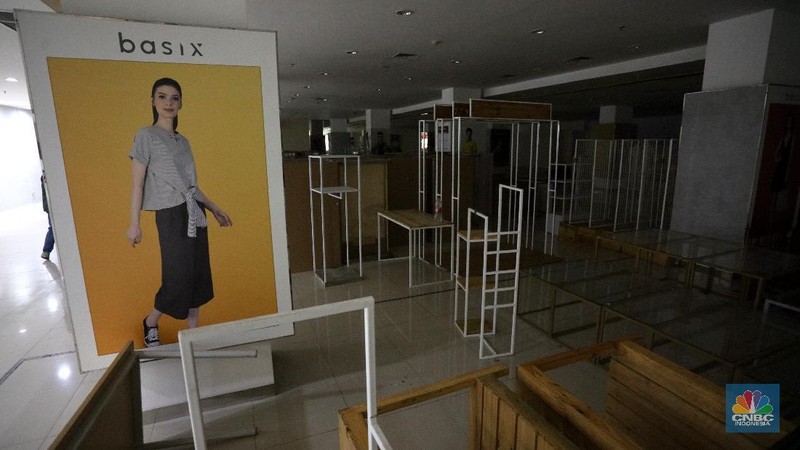 Karyawan toko membereskan barang di Mal Golden Truly, Jakarta, Rabu (2/12/2020). Pusat perbelanjaan Golden Truly yang berlokasi di jalan Gunung Sahari, Jakarta Pusat resmi menutup oprasionalnya, ini dilakukan sejak 1 Desember 2020.  (CNBC Indonesia/  Tri Susilo)