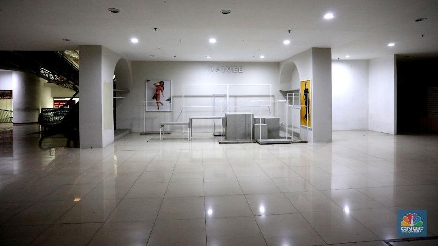 Karyawan toko membereskan barang di Mal Golden Truly, Jakarta, Rabu (2/12/2020). Pusat perbelanjaan Golden Truly yang berlokasi di jalan Gunung Sahari, Jakarta Pusat resmi menutup oprasionalnya, ini dilakukan sejak 1 Desember 2020.  (CNBC Indonesia/  Tri Susilo)