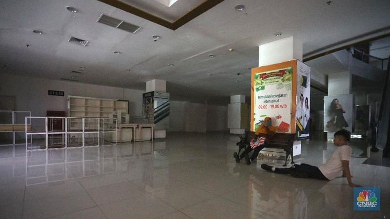 Karyawan toko membereskan barang di Mal Golden Truly, Jakarta, Rabu (2/12/2020). Pusat perbelanjaan Golden Truly yang berlokasi di jalan Gunung Sahari, Jakarta Pusat resmi menutup oprasionalnya, ini dilakukan sejak 1 Desember 2020.  (CNBC Indonesia/  Tri Susilo)