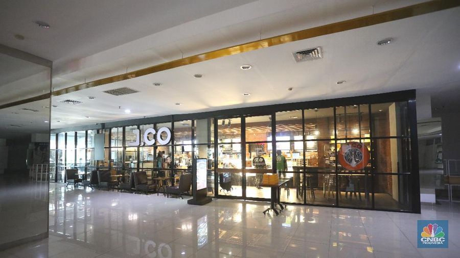 Karyawan toko membereskan barang di Mal Golden Truly, Jakarta, Rabu (2/12/2020). Pusat perbelanjaan Golden Truly yang berlokasi di jalan Gunung Sahari, Jakarta Pusat resmi menutup oprasionalnya, ini dilakukan sejak 1 Desember 2020.  (CNBC Indonesia/  Tri Susilo)