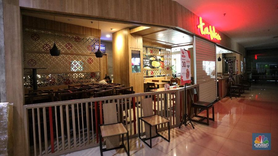 Karyawan toko membereskan barang di Mal Golden Truly, Jakarta, Rabu (2/12/2020). Pusat perbelanjaan Golden Truly yang berlokasi di jalan Gunung Sahari, Jakarta Pusat resmi menutup oprasionalnya, ini dilakukan sejak 1 Desember 2020. (CNBC Indonesia/ Tri Susilo)