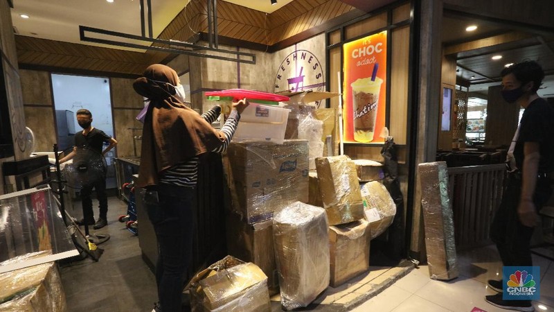 Karyawan toko membereskan barang di Mal Golden Truly, Jakarta, Rabu (2/12/2020). Pusat perbelanjaan Golden Truly yang berlokasi di jalan Gunung Sahari, Jakarta Pusat resmi menutup oprasionalnya, ini dilakukan sejak 1 Desember 2020.  (CNBC Indonesia/  Tri Susilo)