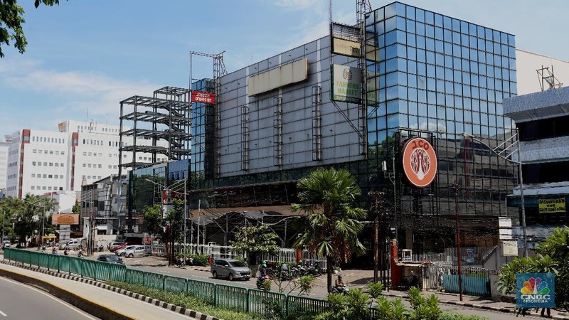 Karyawan toko membereskan barang di Mal Golden Truly, Jakarta, Rabu (2/12/2020). Pusat perbelanjaan Golden Truly yang berlokasi di jalan Gunung Sahari, Jakarta Pusat resmi menutup oprasionalnya, ini dilakukan sejak 1 Desember 2020.  (CNBC Indonesia/  Tri Susilo)