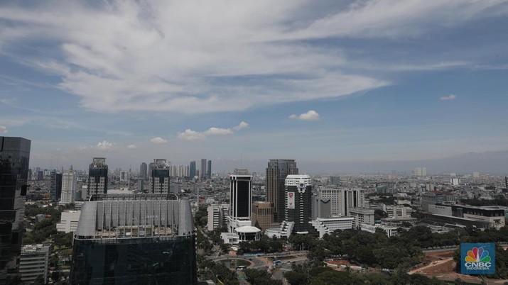 Jakarta Langt Biru Suasana langit biru di Jakarta terlihat di menara Perpustakaan Nasional, Jakarta, Rabu (2/12). Menurut Badan Meteorologi Klimatologi dan Geofisika (BMKG) Kondisi cuaca yang cerah diakibatkan kelembapan udara yang kering serta angin yang kencang sehingga menghambat pertumbuhan awan hujan dan menyebabkan langit berwarna biru. Berdasarkan data AirVisual dan AirNow menunjukkan Air Quality Index (AQI) dengan polutan PM 2,5 tingkat konsentrasi mikrometer/m³ membaik dalam tiga hari ke belakang. Penurunan konsentrasi akan membuat langit terlihat cerah. Penurunan polusi udara yang berujung dengan indahnya langit Jakarta sempat terjadi pada awal Juli lalu. BMKG mengatakan penurunan polusi udara yang signifikan setelah beberapa pekan penerapan PSBB di DKI Jakarta akibat pandemi Covid-19. (CNBC Indonesia/ Muhammad Sabki)