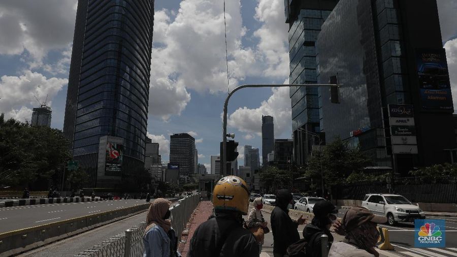 Suasana langit biru di Jakarta terlihat di menara Perpustakaan Nasional, Jakarta, Rabu (2/12). Menurut Badan Meteorologi Klimatologi dan Geofisika (BMKG) Kondisi cuaca yang cerah diakibatkan kelembapan udara yang kering serta angin yang kencang sehingga menghambat pertumbuhan awan hujan dan menyebabkan langit berwarna biru. Berdasarkan data AirVisual dan AirNow menunjukkan Air Quality Index (AQI) dengan polutan PM 2,5 tingkat konsentrasi mikrometer/m³ membaik dalam tiga hari ke belakang. Penurunan konsentrasi akan membuat langit terlihat cerah. Penurunan polusi udara yang berujung dengan indahnya langit Jakarta sempat terjadi pada awal Juli lalu. BMKG mengatakan penurunan polusi udara yang signifikan setelah beberapa pekan penerapan PSBB di DKI Jakarta akibat pandemi Covid-19. (CNBC Indonesia/ Muhammad Sabki)