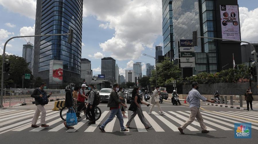 Suasana langit biru di Jakarta terlihat di menara Perpustakaan Nasional, Jakarta, Rabu (2/12). Menurut Badan Meteorologi Klimatologi dan Geofisika (BMKG) Kondisi cuaca yang cerah diakibatkan kelembapan udara yang kering serta angin yang kencang sehingga menghambat pertumbuhan awan hujan dan menyebabkan langit berwarna biru. Berdasarkan data AirVisual dan AirNow menunjukkan Air Quality Index (AQI) dengan polutan PM 2,5 tingkat konsentrasi mikrometer/m³ membaik dalam tiga hari ke belakang. Penurunan konsentrasi akan membuat langit terlihat cerah. Penurunan polusi udara yang berujung dengan indahnya langit Jakarta sempat terjadi pada awal Juli lalu. BMKG mengatakan penurunan polusi udara yang signifikan setelah beberapa pekan penerapan PSBB di DKI Jakarta akibat pandemi Covid-19. (²©²ÊÍøÕ¾/ Muhammad Sabki)