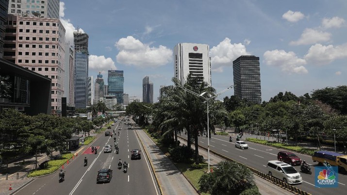 Suasana langit biru di Jakarta terlihat di menara Perpustakaan Nasional, Jakarta, Rabu (2/12). Menurut Badan Meteorologi Klimatologi dan Geofisika (BMKG) Kondisi cuaca yang cerah diakibatkan kelembapan udara yang kering serta angin yang kencang sehingga menghambat pertumbuhan awan hujan dan menyebabkan langit berwarna biru. Berdasarkan data AirVisual dan AirNow menunjukkan Air Quality Index (AQI) dengan polutan PM 2,5 tingkat konsentrasi mikrometer/m³ membaik dalam tiga hari ke belakang. Penurunan konsentrasi akan membuat langit terlihat cerah. Penurunan polusi udara yang berujung dengan indahnya langit Jakarta sempat terjadi pada awal Juli lalu. BMKG mengatakan penurunan polusi udara yang signifikan setelah beberapa pekan penerapan PSBB di DKI Jakarta akibat pandemi Covid-19. (CNBC Indonesia/ Muhammad Sabki)