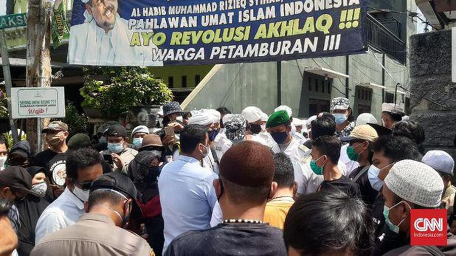 Sejumlah aparat kepolisian mendatangi kediaman Imam Besar Front Pembela Islam (FPI) Rizieq Shihab di Petamburan, Jakarta Pusat, Rabu (2/12) siang. (CNN Indonesia/Ryan Hadi Suhendra)