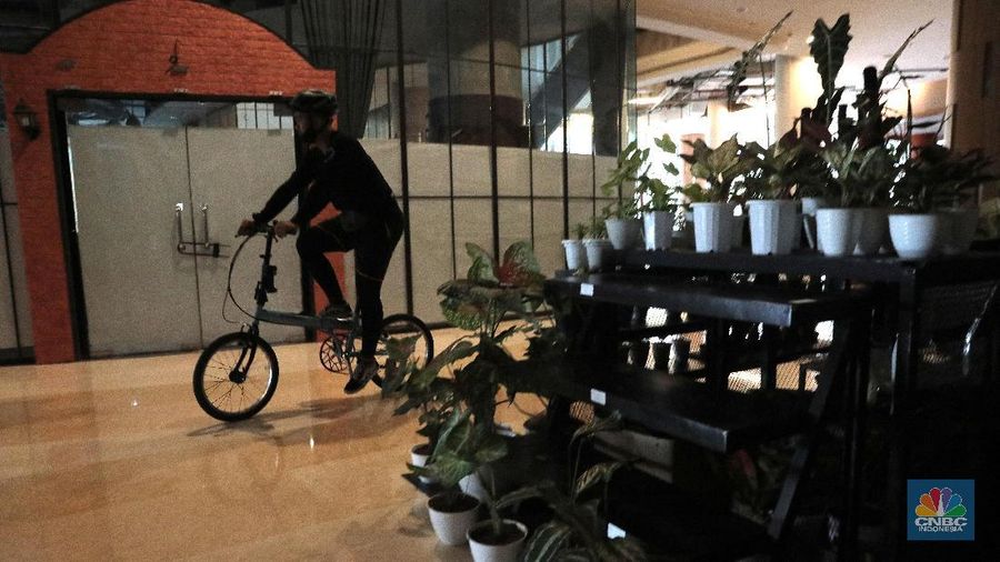Sejumlah pesepeda mengayuh sepedanya di salah satu Mal kawasan Kuningan, Jakarta Selatan, Rabu (2/12/2020). Pengelola pusat perbelanjaan tersebut menyediakan fasilitas bagi para pesepeda untuk mencoba sensasi berkeliling di area mal guna membangun minat masyarakat agar kembali mengunjungi pusat perbelanjaan. Nantinya, pengguna sepeda diperbolehkan untuk parkir sepeda di depan area tenant yang mereka datangi ketika ingin berbelanja. Kegiatan ini dilakukan dalam rangka mendukung penggunaan sepeda di tahun 2020 melalui sebuah program bernama Score yaitu Shop, Coffee, dan Ride dimana merupakan program yang didedikasikan untuk para pesepeda mandiri atau yang tergabung dalam komunitas, di era new normal.