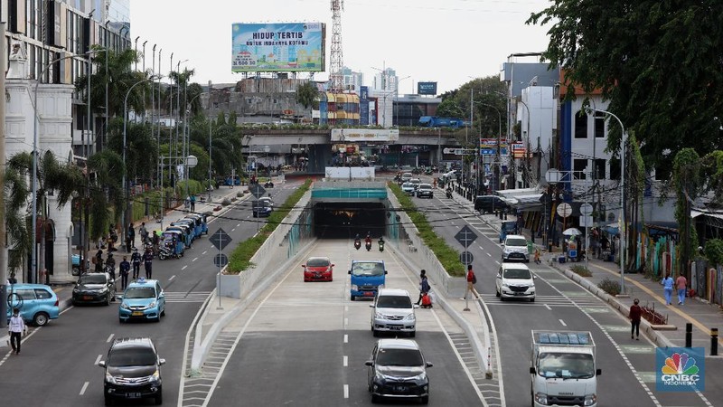 Dinas Bina Marga DKI Jakarta melakukan uji coba underpass Senen Extension tahap kedua mulai hari ini Rabu (2/12/2020). Terlihat beberapa kendaraan mulai melewati jalan tersebut.   (CNBC Indonesia/ Tri Susilo)