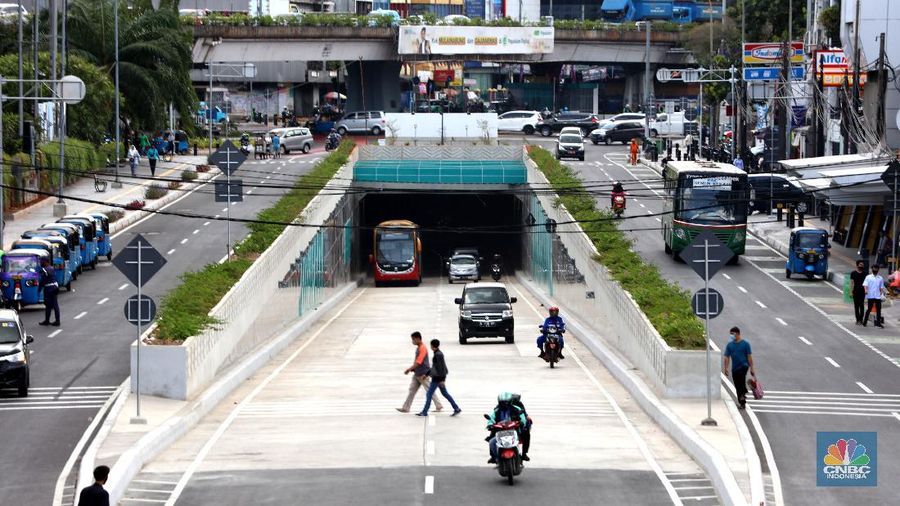 Dinas Bina Marga DKI Jakarta melakukan uji coba underpass Senen Extension tahap kedua mulai hari ini Rabu (2/12/2020). Terlihat beberapa kendaraan mulai melewati jalan tersebut.   (CNBC Indonesia/ Tri Susilo)