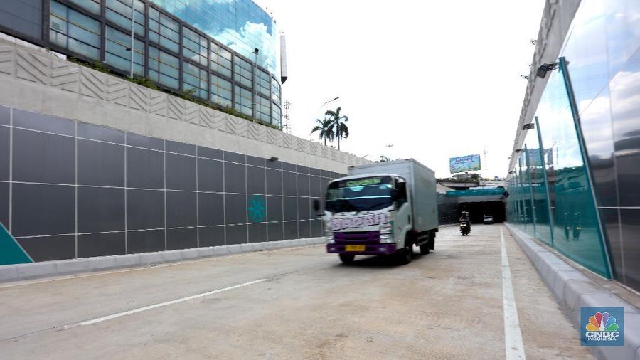 Dinas Bina Marga DKI Jakarta melakukan uji coba underpass Senen Extension tahap kedua mulai hari ini Rabu (2/12/2020). Terlihat beberapa kendaraan mulai melewati jalan tersebut.   (CNBC Indonesia/ Tri Susilo)