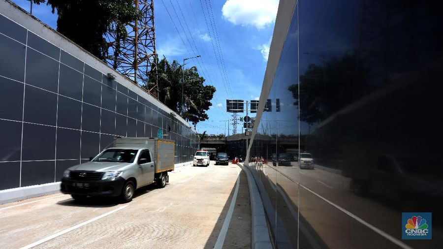 Dinas Bina Marga DKI Jakarta melakukan uji coba underpass Senen Extension tahap kedua mulai hari ini Rabu (2/12/2020). Terlihat beberapa kendaraan mulai melewati jalan tersebut.   (CNBC Indonesia/ Tri Susilo)