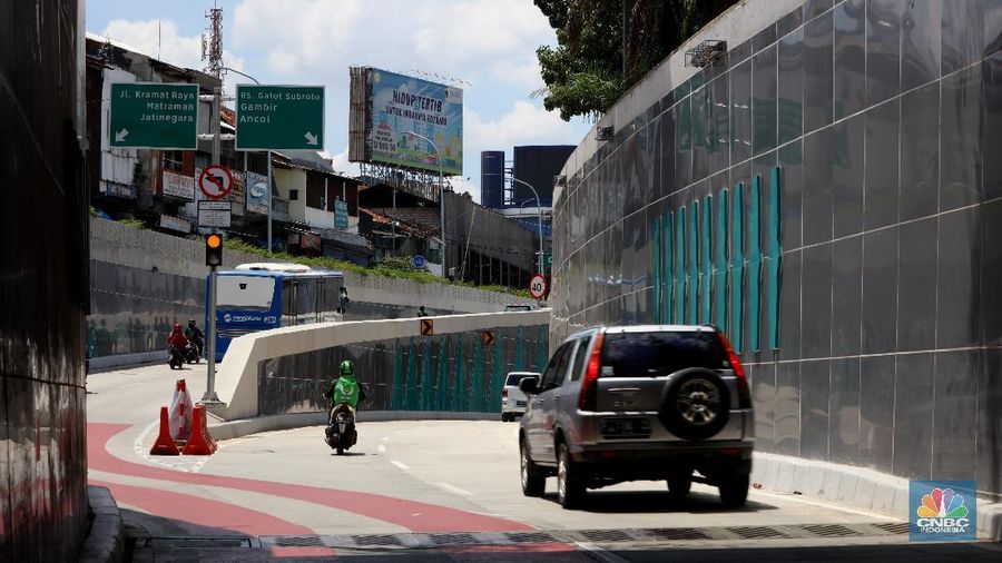 Dinas Bina Marga DKI Jakarta melakukan uji coba underpass Senen Extension tahap kedua mulai hari ini Rabu (2/12/2020). Terlihat beberapa kendaraan mulai melewati jalan tersebut.   (CNBC Indonesia/ Tri Susilo)