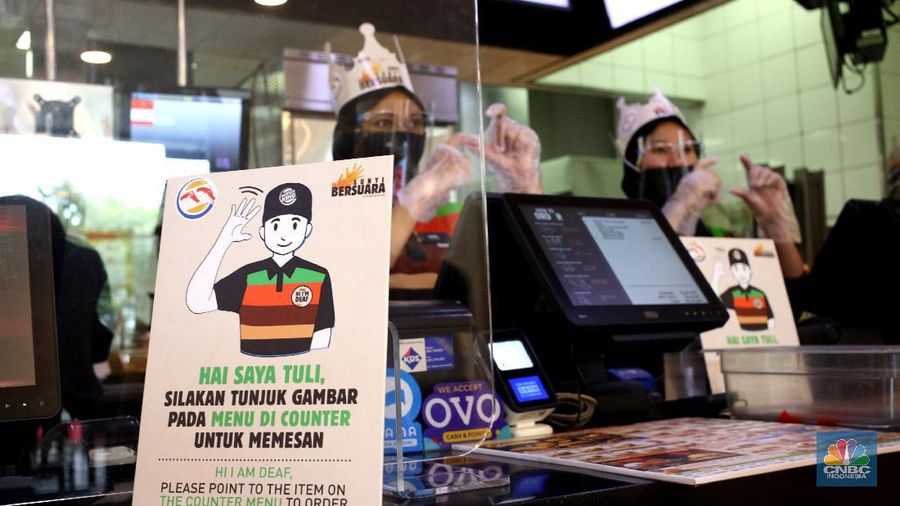 Bertepatan dengan hari Disabilitas Internasional 3 Desember gerai resto di Jakarta mempekerjakan orang tuli untuk melayani dan membuat makanan cepat saji, Kamis (3/12/2020). Sebanyak 18 orang tuli dan 8 normal bekerja untuk memenuhi permintaan pelanggan. (CNBC Indonesia/Tri Susilo) 
Ada beberapa langkah yang harus diperhatikan dalam mempekerjakan disabilitas, yakini dengan mencari tahu tentang berbagai jenis disabilitas. (CNBC Indonesia/ Tri Susilo)