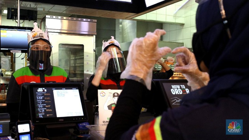 Bertepatan dengan hari Disabilitas Internasional 3 Desember gerai resto di Jakarta mempekerjakan orang tuli untuk melayani dan membuat makanan cepat saji, Kamis (3/12/2020). Sebanyak 18 orang tuli dan 8 normal bekerja untuk memenuhi permintaan pelanggan. (CNBC Indonesia/Tri Susilo) 
Ada beberapa langkah yang harus diperhatikan dalam mempekerjakan disabilitas, yakini dengan mencari tahu tentang berbagai jenis disabilitas. (CNBC Indonesia/ Tri Susilo)
