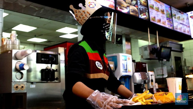Bertepatan dengan hari Disabilitas Internasional 3 Desember gerai resto di Jakarta mempekerjakan orang tuli untuk melayani dan membuat makanan cepat saji, Kamis (3/12/2020). Sebanyak 18 orang tuli dan 8 normal bekerja untuk memenuhi permintaan pelanggan. (CNBC Indonesia/Tri Susilo) 
Ada beberapa langkah yang harus diperhatikan dalam mempekerjakan disabilitas, yakini dengan mencari tahu tentang berbagai jenis disabilitas. (CNBC Indonesia/ Tri Susilo)