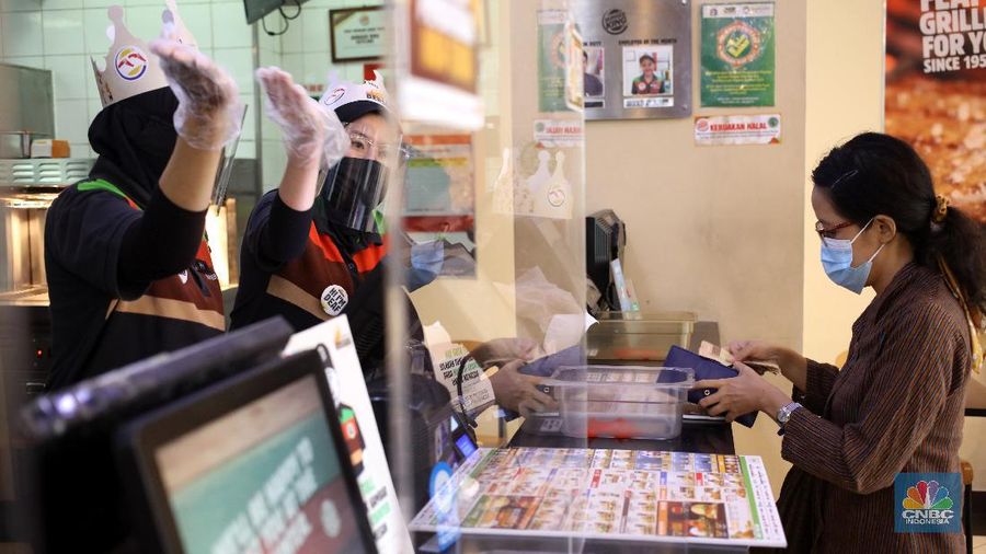 Bertepatan dengan hari Disabilitas Internasional 3 Desember gerai resto di Jakarta mempekerjakan orang tuli untuk melayani dan membuat makanan cepat saji, Kamis (3/12/2020). Sebanyak 18 orang tuli dan 8 normal bekerja untuk memenuhi permintaan pelanggan. (CNBC Indonesia/Tri Susilo)
Ada beberapa langkah yang harus diperhatikan dalam mempekerjakan disabilitas, yakini dengan mencari tahu tentang berbagai jenis disabilitas. (CNBC Indonesia/ Tri Susilo)