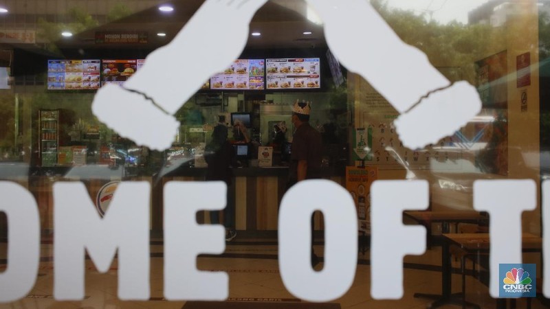 Bertepatan dengan hari Disabilitas Internasional 3 Desember gerai resto di Jakarta mempekerjakan orang tuli untuk melayani dan membuat makanan cepat saji, Kamis (3/12/2020). Sebanyak 18 orang tuli dan 8 normal bekerja untuk memenuhi permintaan pelanggan. (CNBC Indonesia/Tri Susilo) 
Ada beberapa langkah yang harus diperhatikan dalam mempekerjakan disabilitas, yakini dengan mencari tahu tentang berbagai jenis disabilitas. (CNBC Indonesia/ Tri Susilo)