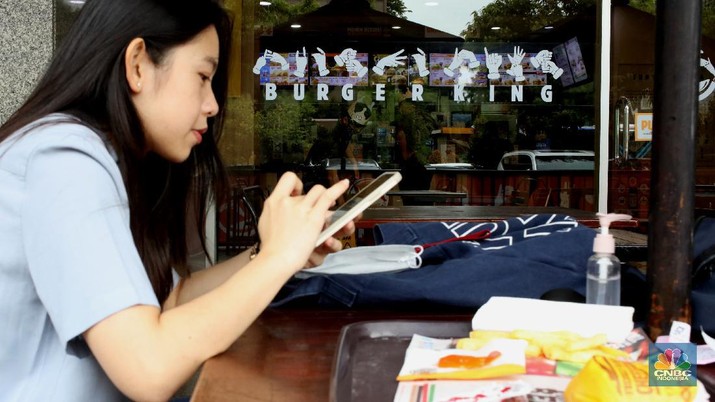 Gerai Resto Pekerjakan Pegawai Disabilitas di Jakarta Bertepatan dengan hari Disabilitas Internasional 3 Desember gerai resto di Jakarta mempekerjakan orang tuli untuk melayani dan membuat makanan cepat saji, Kamis (3/12/2020). Sebanyak 18 orang tuli dan 8 normal bekerja untuk memenuhi permintaan pelanggan. (CNBC Indonesia/Tri Susilo)
Ada beberapa langkah yang harus diperhatikan dalam mempekerjakan disabilitas, yakini dengan mencari tahu tentang berbagai jenis disabilitas. (CNBC Indonesia/ Tri Susilo)