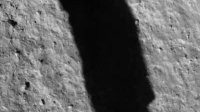 Bulan Mulai Retak dan Terbelah, Rencana Manusia Bisa Berantakan