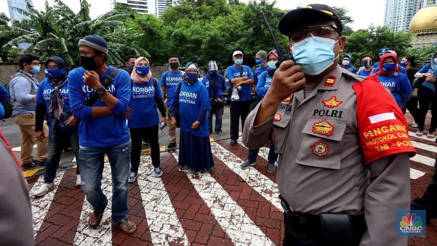 Puluhan nasabah AJB Bumiputra 1912 mendatangi kantor Bumiputra di kawasan Sudirman, Jakarta Pusat, Kamis (3/12/2020). Nasabah menggunakan koas berwarna biru bertiliskan 