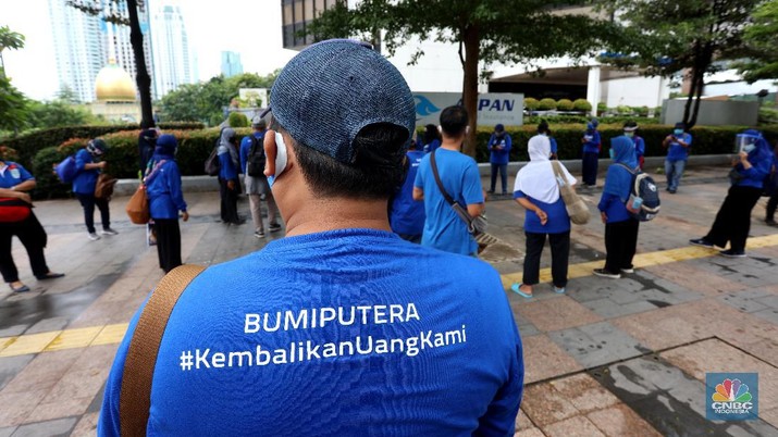 Puluhan nasabah AJB Bumiputra 1912 mendatangi kantor Bumiputra Puluhan nasabah AJB Bumiputra 1912 mendatangi kantor Bumiputra di kawasan Sudirman, Jakarta Pusat, Kamis (3/12/2020). Nasabah menggunakan koas berwarna biru bertiliskan