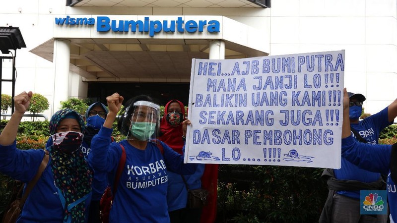 Puluhan nasabah AJB Bumiputra 1912 mendatangi kantor Bumiputra di kawasan Sudirman, Jakarta Pusat, Kamis (3/12/2020). Nasabah menggunakan koas berwarna biru bertiliskan 