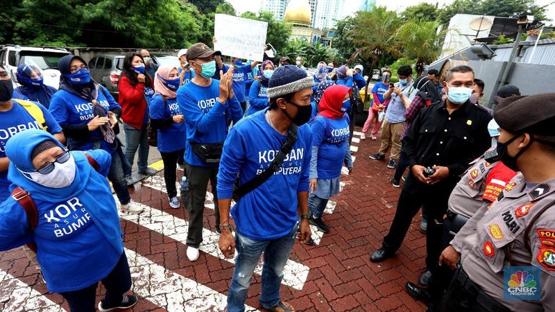 Puluhan nasabah AJB Bumiputra 1912 mendatangi kantor Bumiputra di kawasan Sudirman, Jakarta Pusat, Kamis (3/12/2020). Nasabah menggunakan koas berwarna biru bertiliskan 