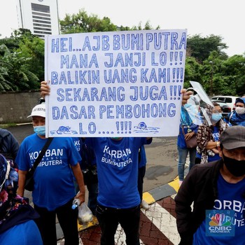 Penampakan Nasabah Geruduk Kantor Pusat AJB Bumiputera