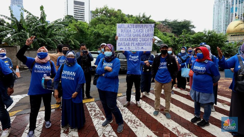 Puluhan nasabah AJB Bumiputra 1912 mendatangi kantor Bumiputra di kawasan Sudirman, Jakarta Pusat, Kamis (3/12/2020). Nasabah menggunakan koas berwarna biru bertiliskan 