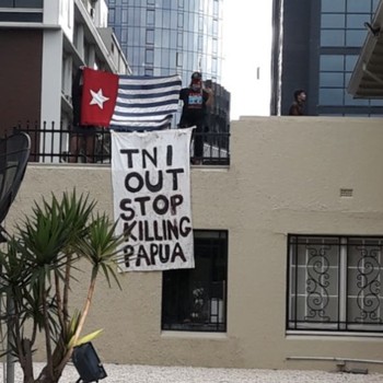 Potret Bendera Bintang Kejora Berkibar di KJRI Australia