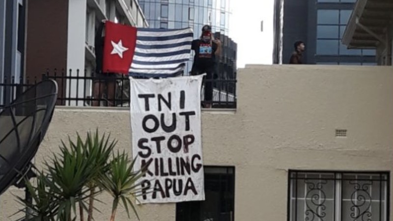 Bendera Bintang Kejora dan spanduk TNI Out berkibar di KJRI Melbourne, Australia. (Dok: Twitter)