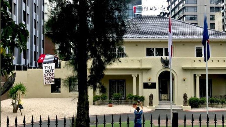 Bendera Bintang Kejora dan spanduk TNI Out berkibar di KJRI Melbourne, Australia. (Dok: Twitter)
