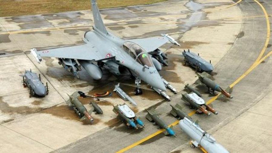 Jet Rafale dengan persenjataan