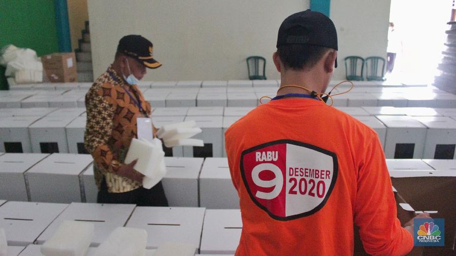Petugas Panita Pemilihan Kecamatan (PPK) mempersiapkan logistik Pilkada Kota Tangerang Selatan 2020 di Gor Pondok Aren, Tangeran Selatan, Banten, Jumat (04/12/2020). (CNBC Indonesia/ Muhammad Sabki)