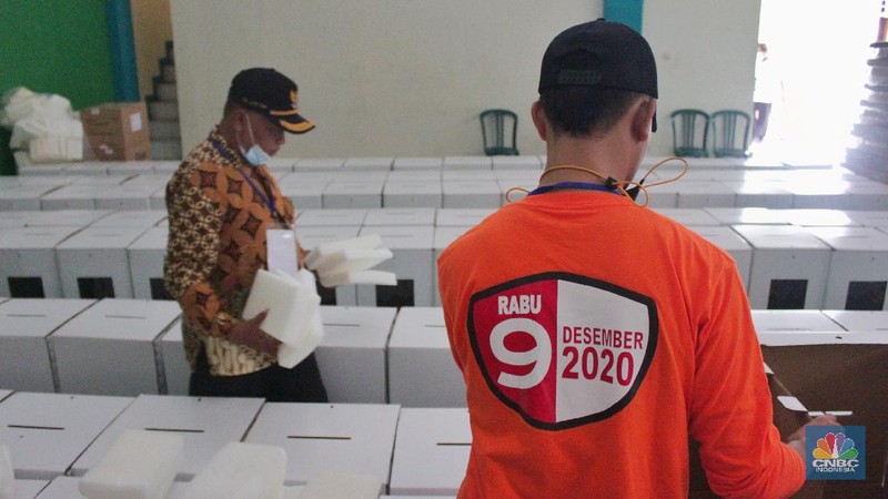 Petugas Panita Pemilihan Kecamatan (PPK) mempersiapkan logistik Pilkada Kota Tangerang Selatan 2020 di Gor Pondok Aren, Tangeran Selatan, Banten, Jumat (04/12/2020). (CNBC Indonesia/ Muhammad Sabki)
