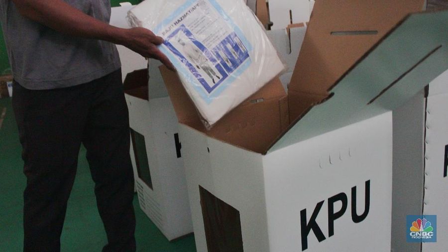 Petugas Panita Pemilihan Kecamatan (PPK) mempersiapkan logistik Pilkada Kota Tangerang Selatan 2020 di Gor Pondok Aren, Tangeran Selatan, Banten, Jumat (04/12/2020). (CNBC Indonesia/ Muhammad Sabki)