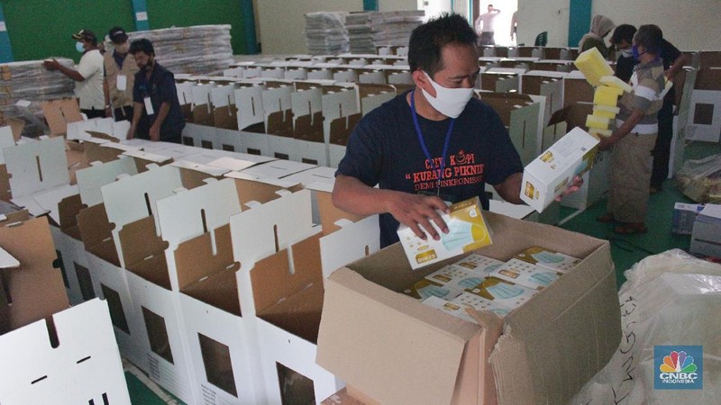 Petugas Panita Pemilihan Kecamatan (PPK) mempersiapkan logistik Pilkada Kota Tangerang Selatan 2020 di Gor Pondok Aren, Tangeran Selatan, Banten, Jumat (04/12/2020). (CNBC Indonesia/ Muhammad Sabki)