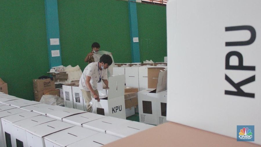 Petugas Panita Pemilihan Kecamatan (PPK) mempersiapkan logistik Pilkada Kota Tangerang Selatan 2020 di Gor Pondok Aren, Tangeran Selatan, Banten, Jumat (04/12/2020). (²©²ÊÍøÕ¾/ Muhammad Sabki)