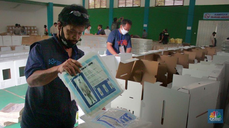Petugas Panita Pemilihan Kecamatan (PPK) mempersiapkan logistik Pilkada Kota Tangerang Selatan 2020 di Gor Pondok Aren, Tangeran Selatan, Banten, Jumat (04/12/2020). (CNBC Indonesia/ Muhammad Sabki)