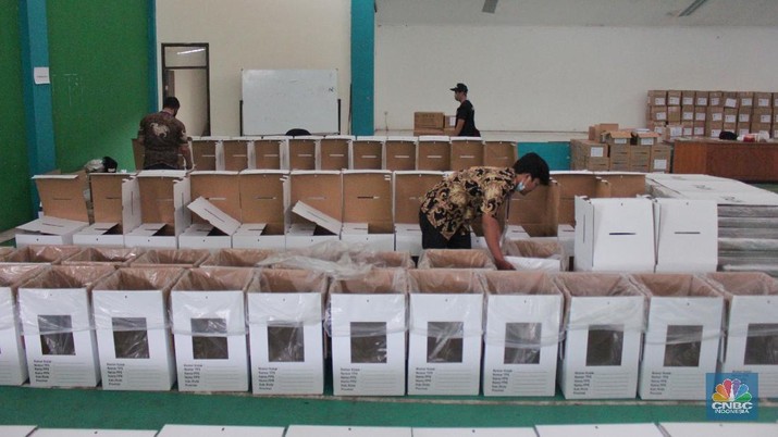 Petugas Panita Pemilihan Kecamatan (PPK) mempersiapkan logistik Pilkada Kota Tangerang Selatan 2020 di Gor Pondok Aren, Tangeran Selatan, Banten, Jumat (04/12/2020). (CNBC Indonesia/ Muhammad Sabki) Petugas Panita Pemilihan Kecamatan (PPK) mempersiapkan logistik Pilkada Kota Tangerang Selatan 2020 di Gor Pondok Aren, Tangeran Selatan, Banten, Jumat (04/12/2020). (CNBC Indonesia/ Muhammad Sabki)