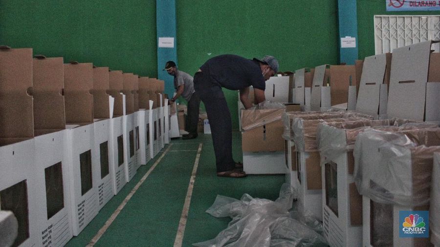Petugas Panita Pemilihan Kecamatan (PPK) mempersiapkan logistik Pilkada Kota Tangerang Selatan 2020 di Gor Pondok Aren, Tangeran Selatan, Banten, Jumat (04/12/2020). (CNBC Indonesia/ Muhammad Sabki)